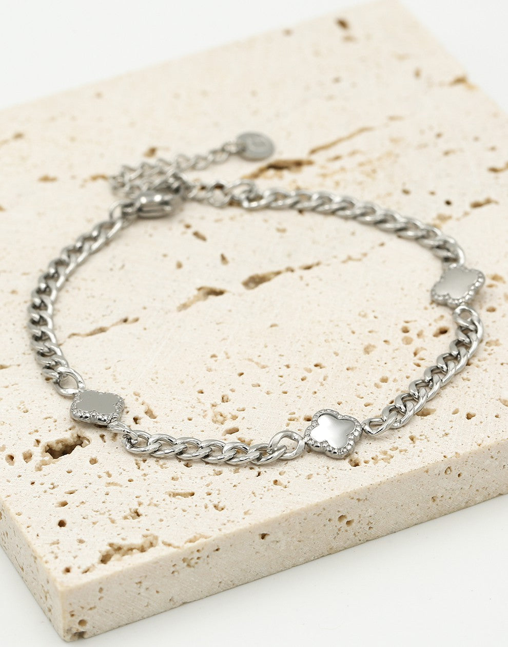Bracelet with silver-colored clovers
