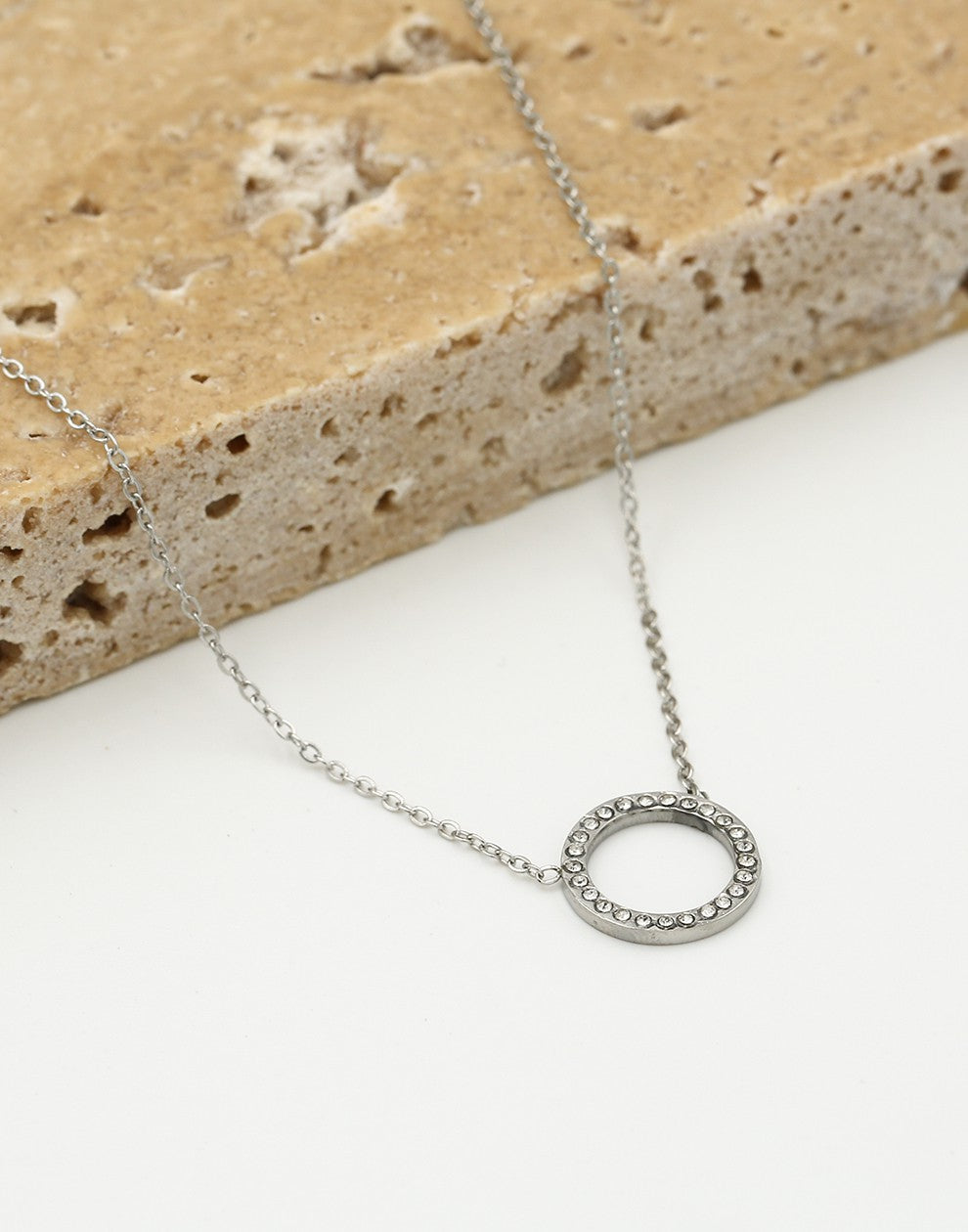 Ketting open rondje met steentjes zilverkleurig