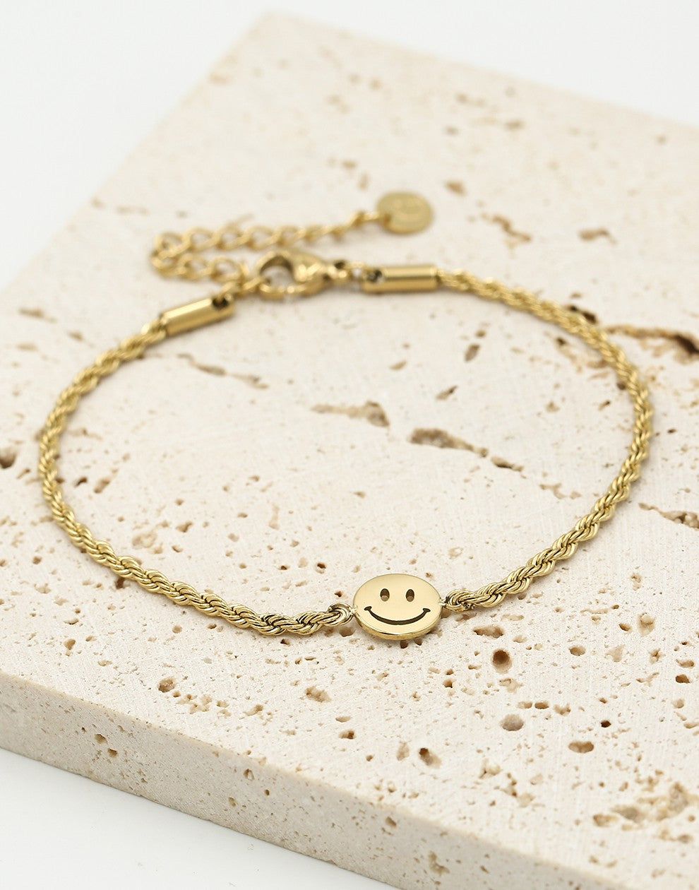 Gedraaide armband smiley goudkleurig