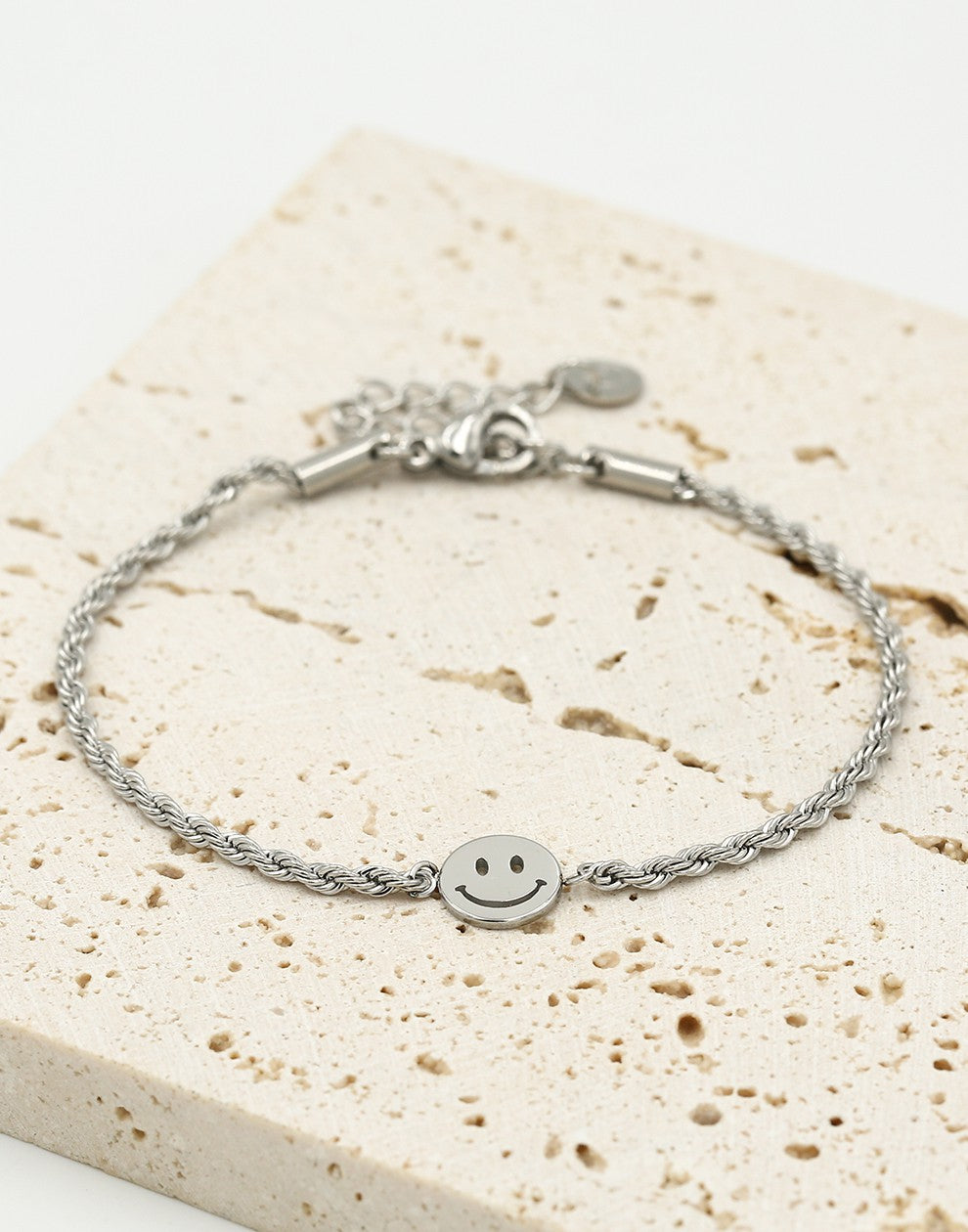 Gedraaide armband smiley zilverkleurig