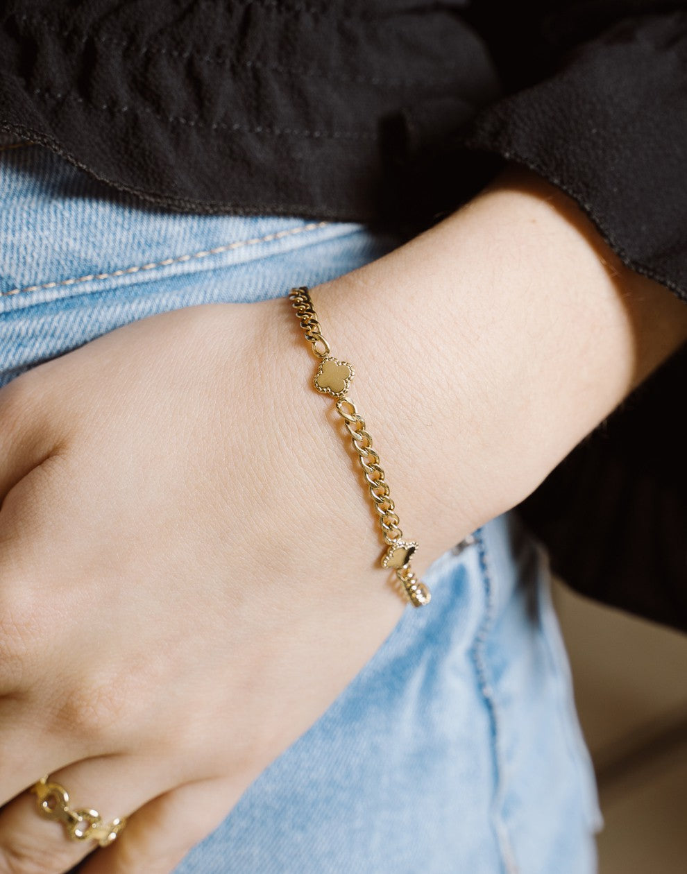 Bracelet with gold-colored clovers