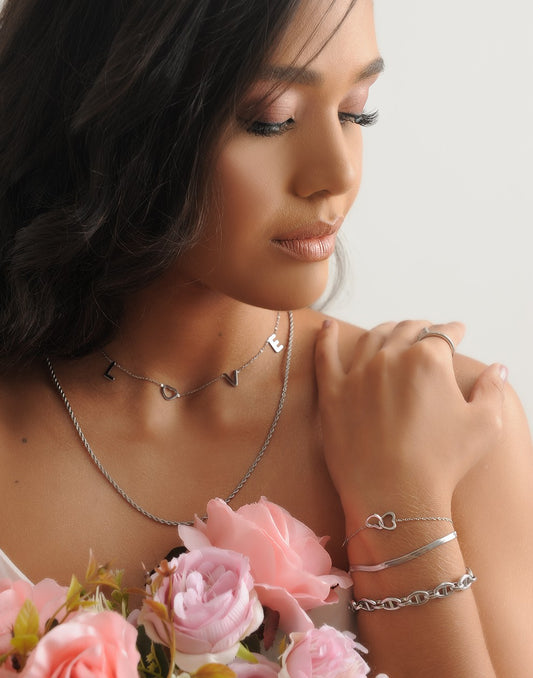 Fijne ketting love zilverkleurig