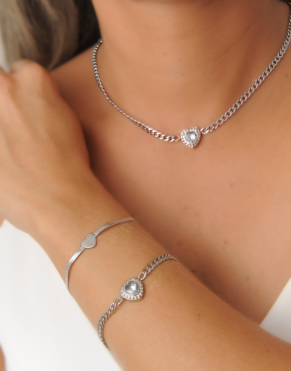Fijne schakelarmband hartje met steen zilverkleurig