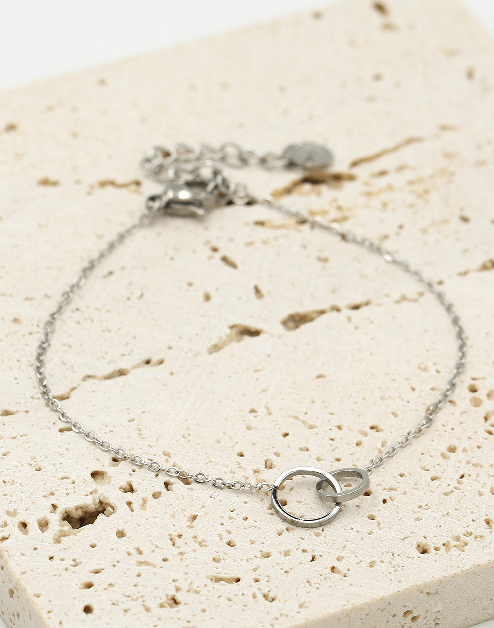 Armband 2 open rondjes verbonden zilverkleurig