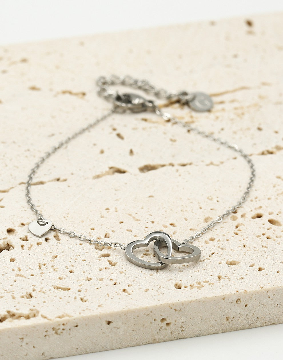 Armband dubbele hartjes met bedel zilverkleurig