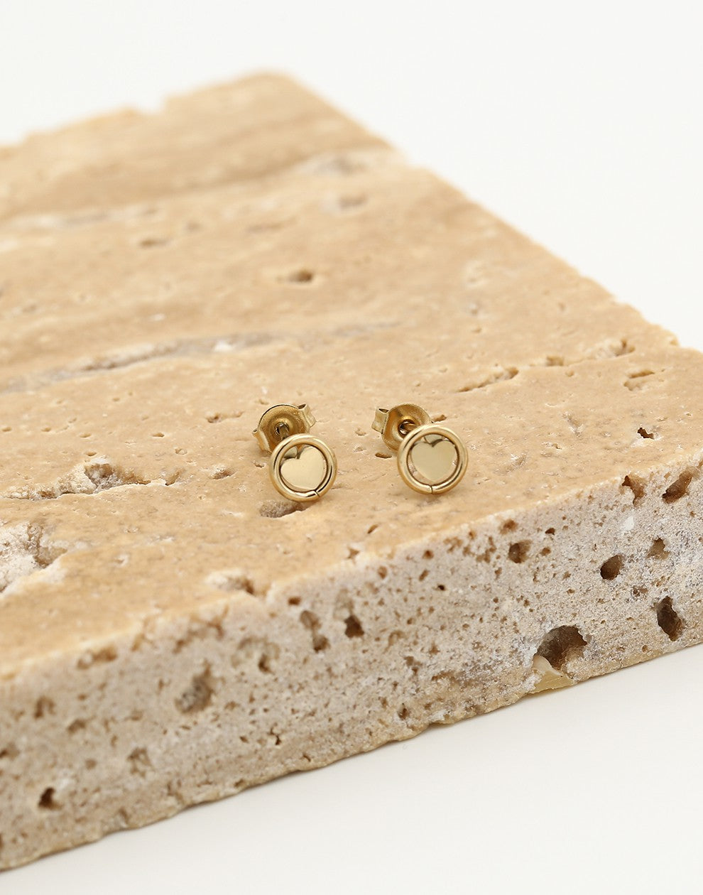 Studs hartje in cirkel goudkleurig