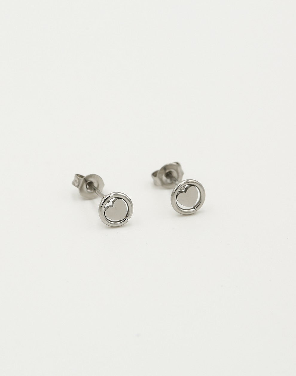 Studs hartje in cirkel zilverkleurig