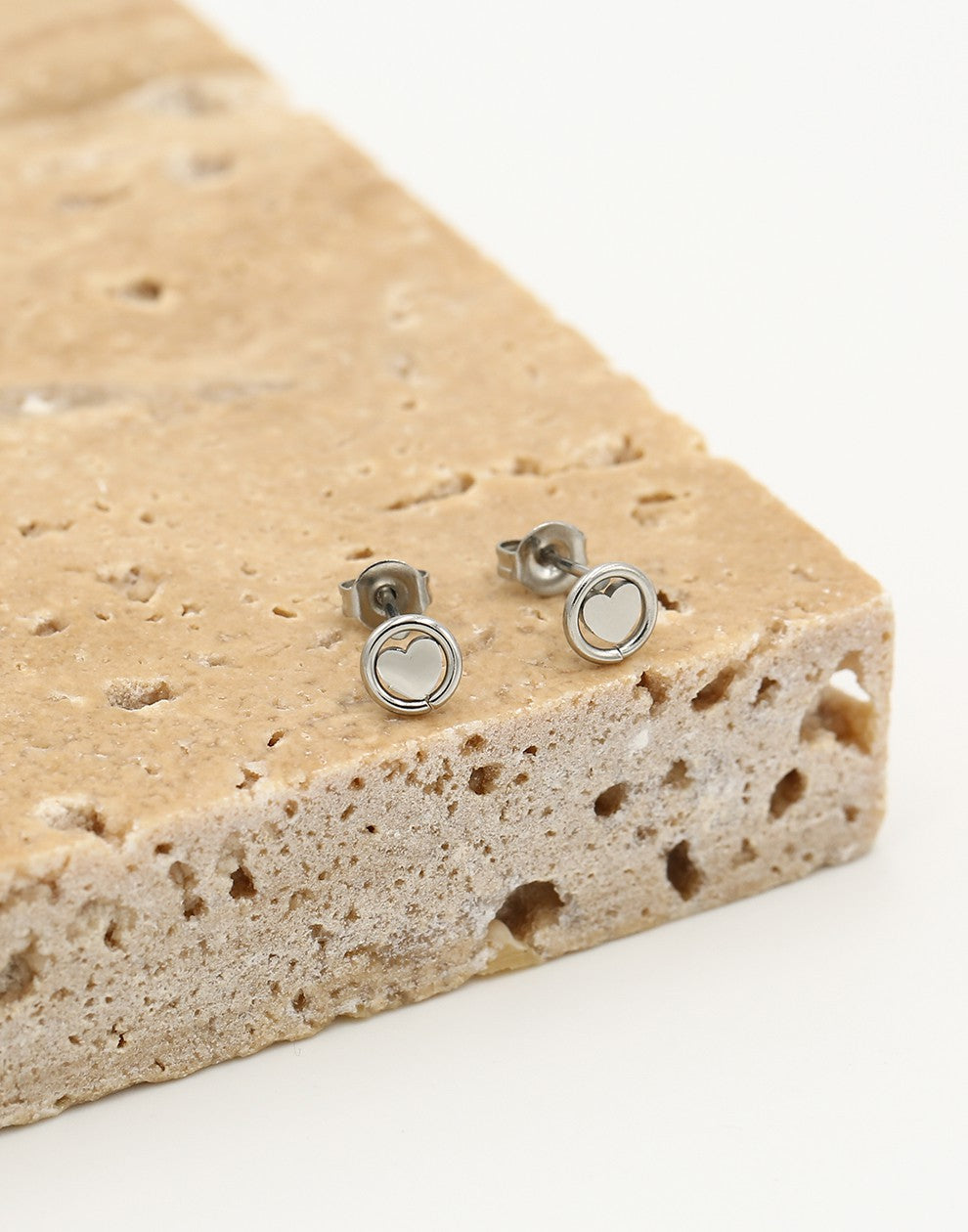 Studs hartje in cirkel zilverkleurig