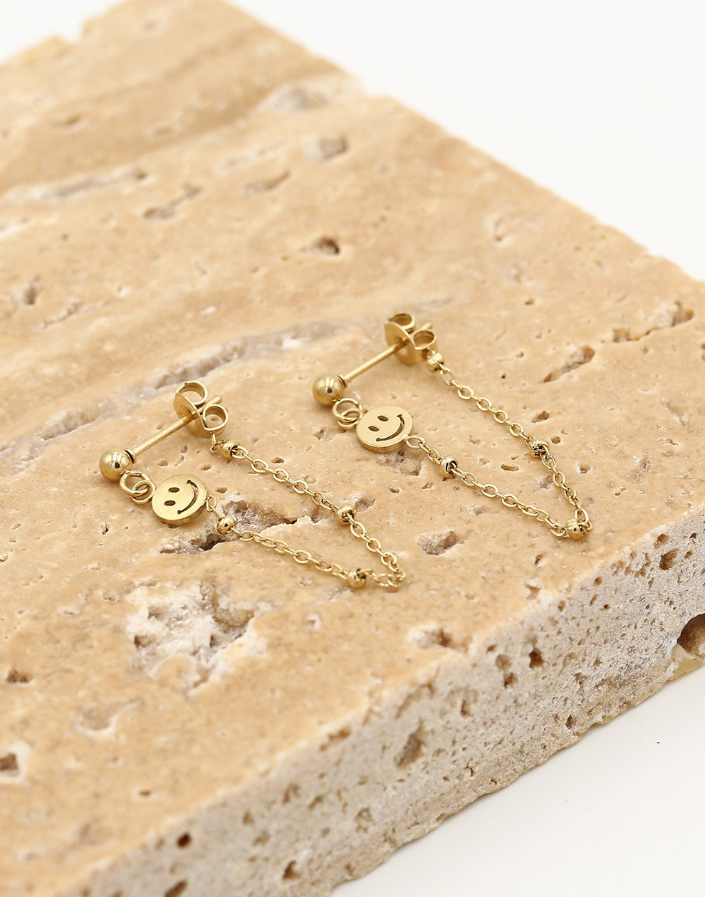 Oorsteker smiley chain goudkleurig