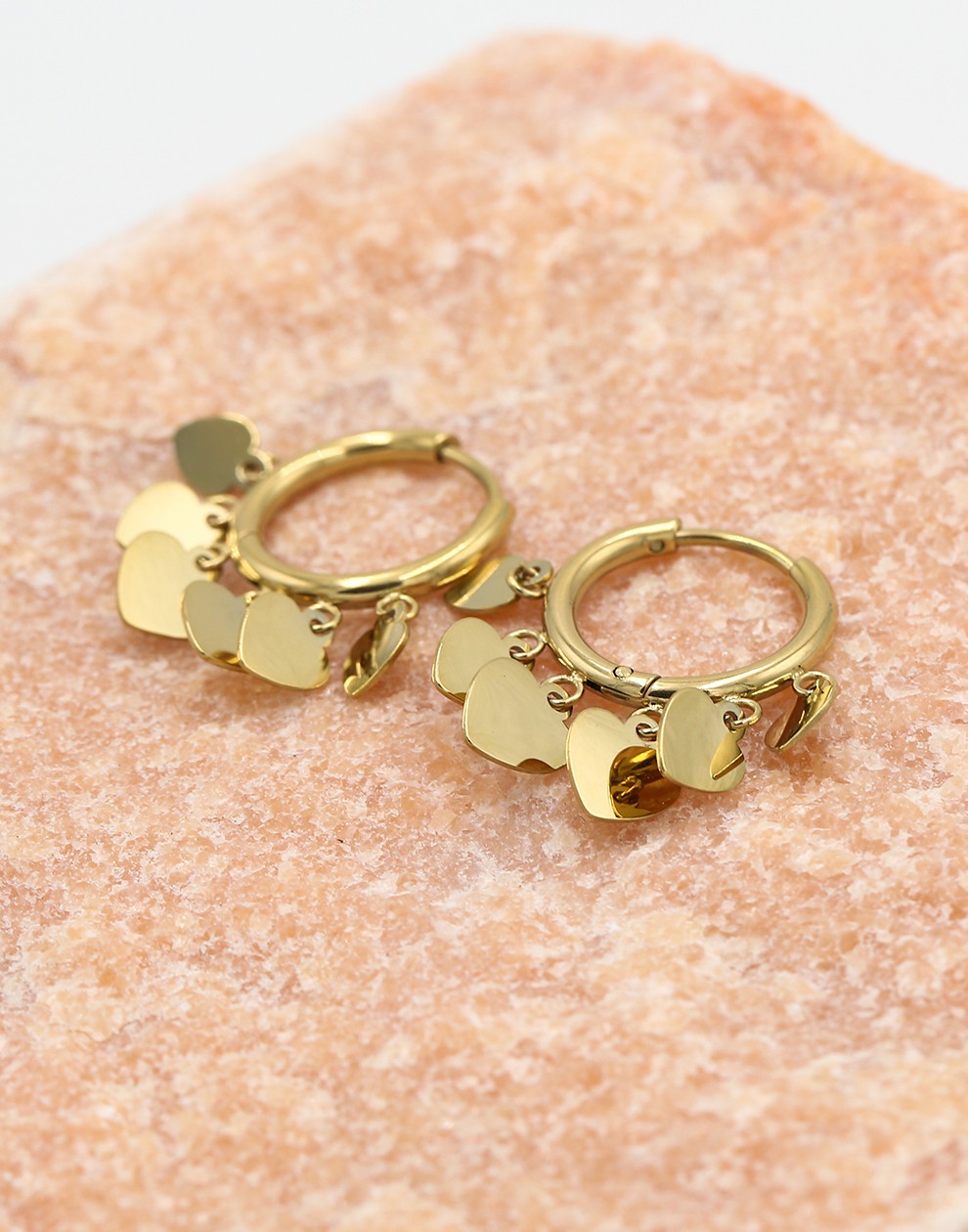 Oorring met 6 hartjes goudkleurig