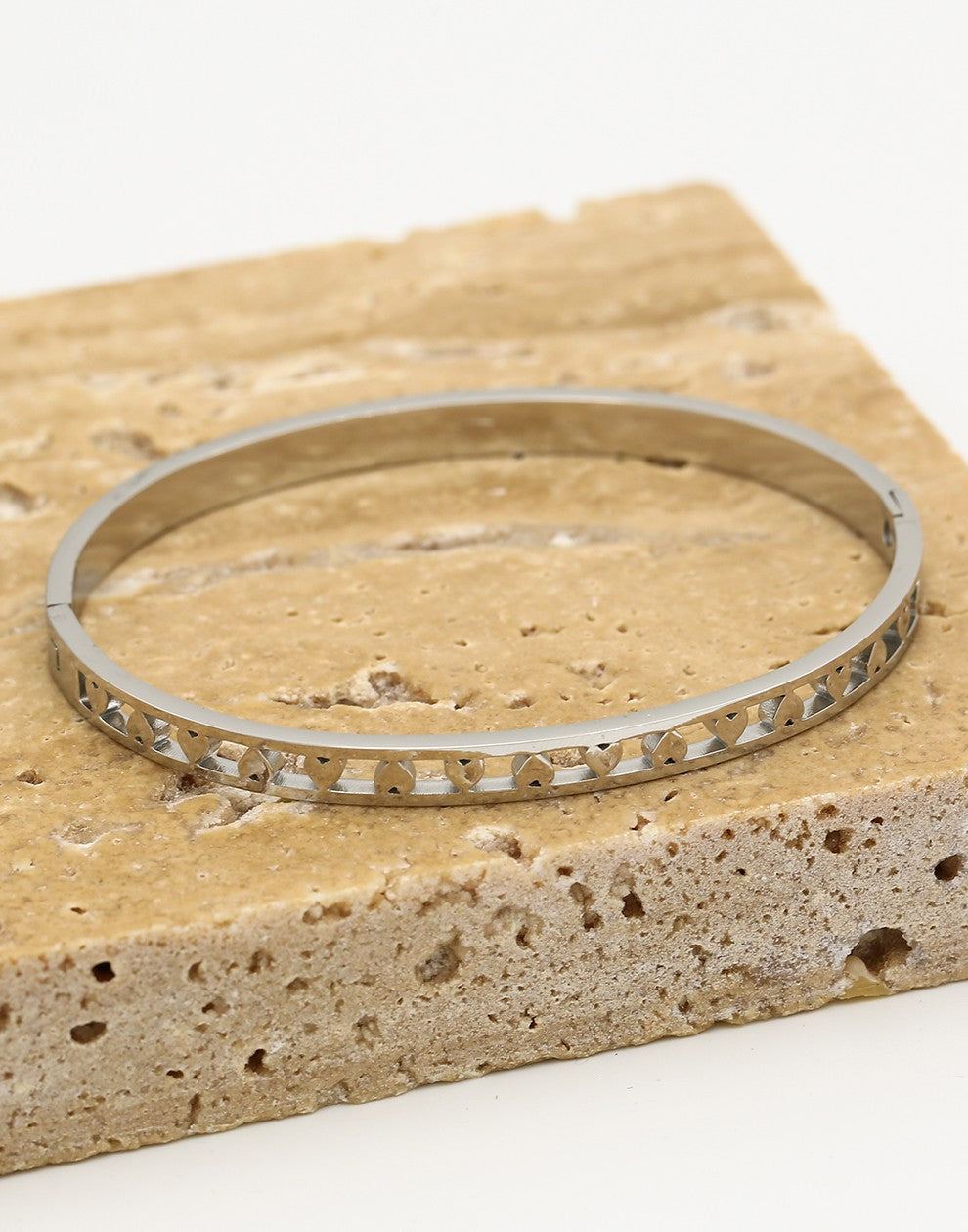 Armband bangle hartjes zilverkleurig