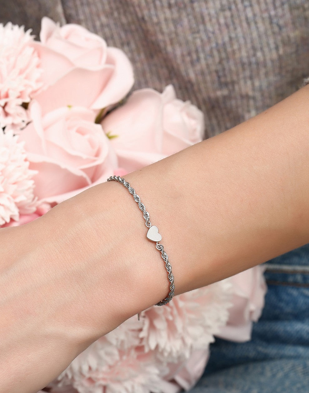 Armband gedraaid met hartje zilverkleurig