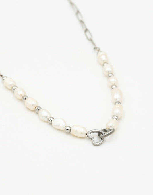 Paperclip ketting zoetwaterparels met hartjes zilverkleurig