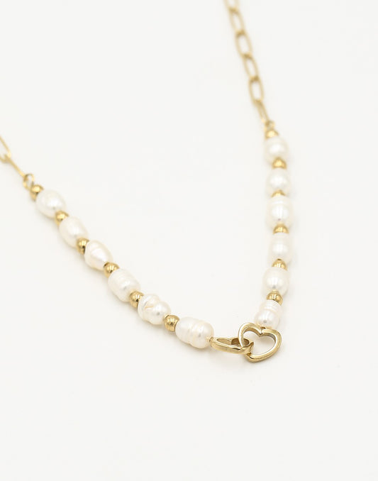 Paperclip ketting zoetwaterparels met hartjes goudkleurig