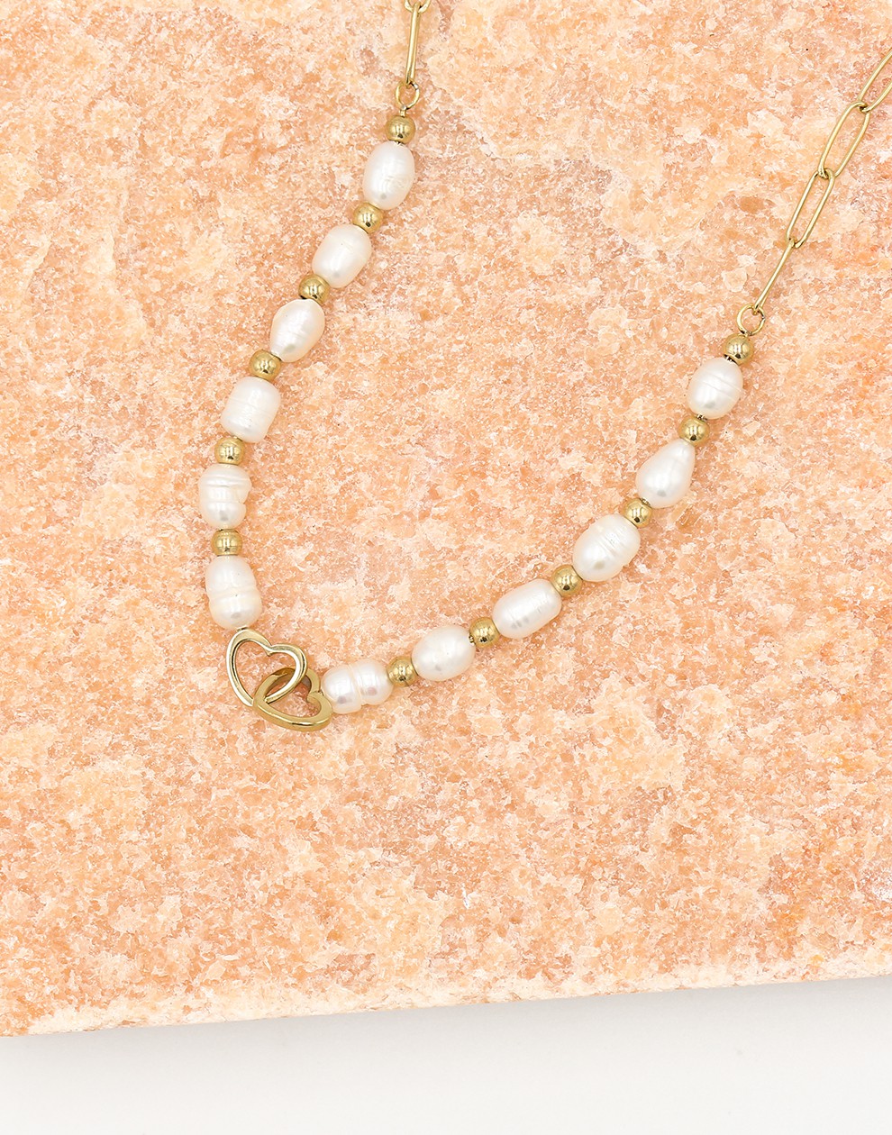 Paperclip ketting zoetwaterparels met hartjes goudkleurig