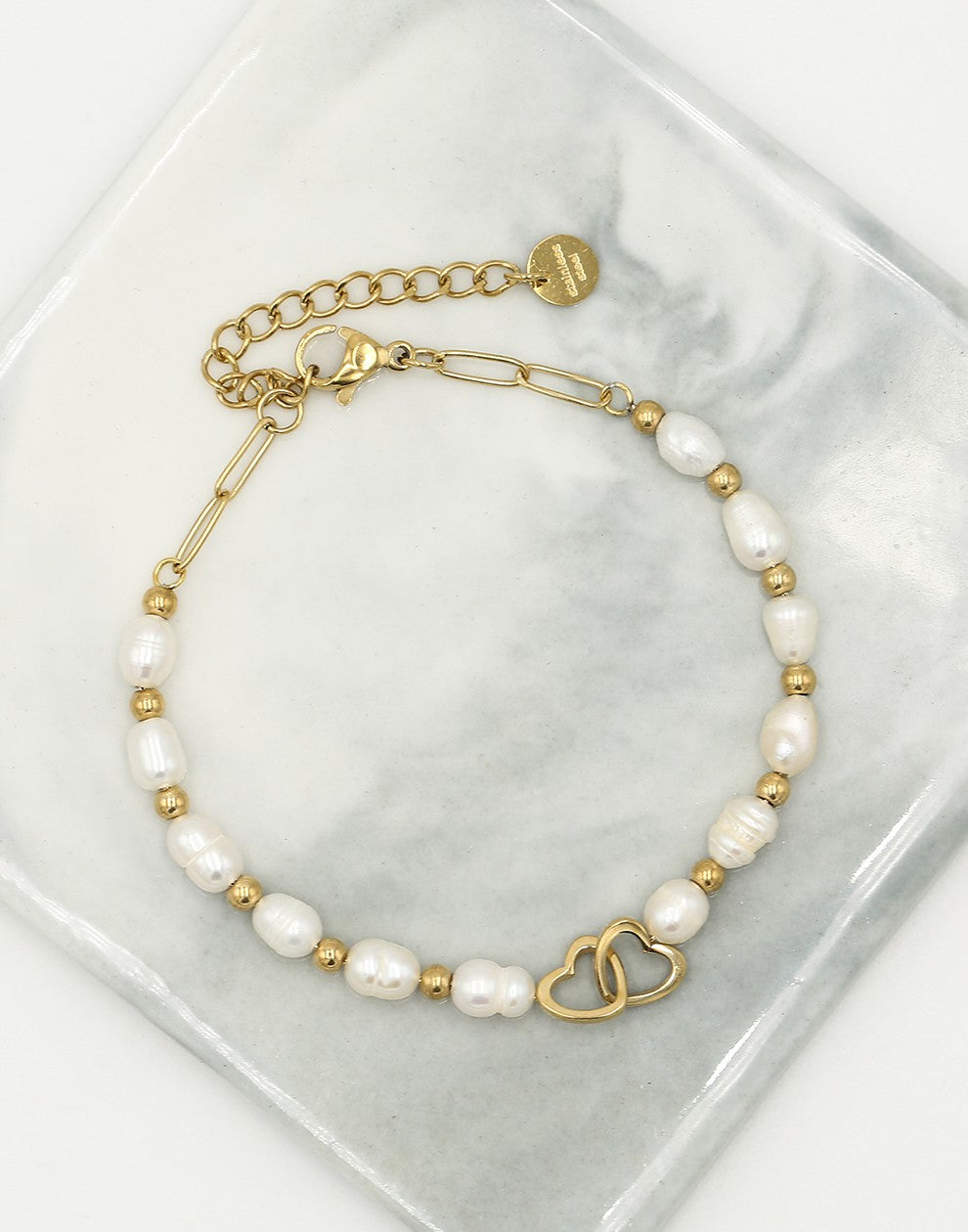 Paperclip armband zoetwaterparels met hartjes goudkleurig
