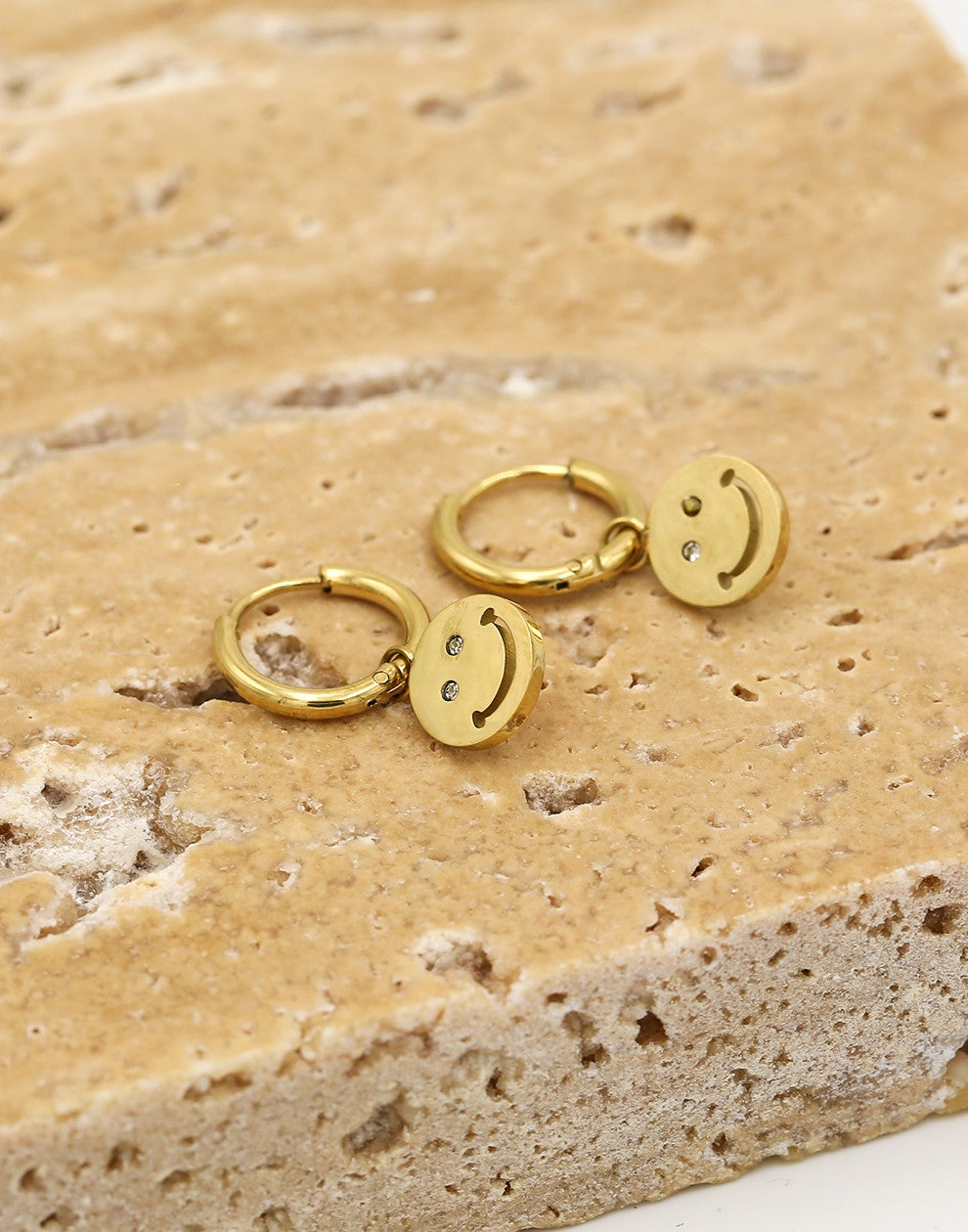 Oorringen smiley hanger goudkleurig