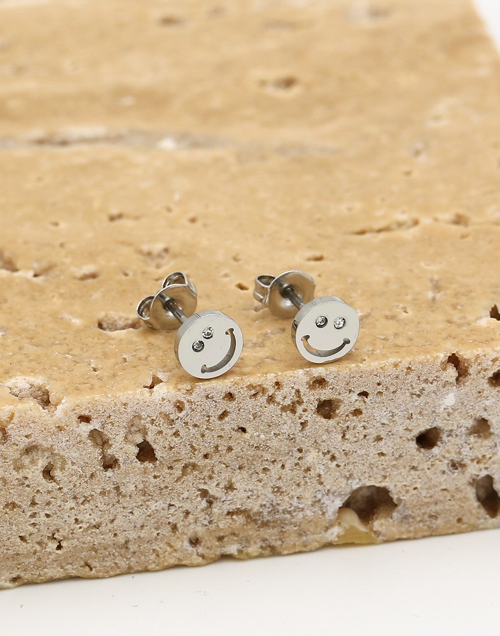 Studs smiley zilverkleurig