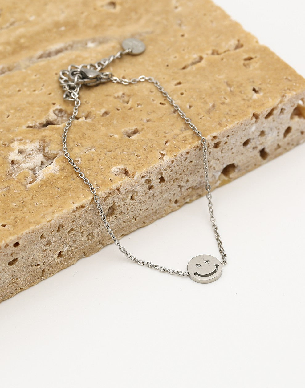 Armband smiley zilverkleurig