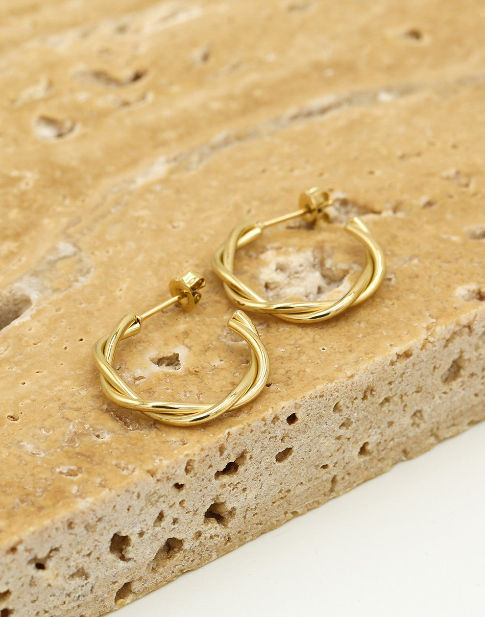 Oorbellen goudkleurig gedraaid 12mm