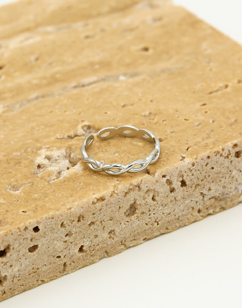 ring gevlochten zilverkleurig