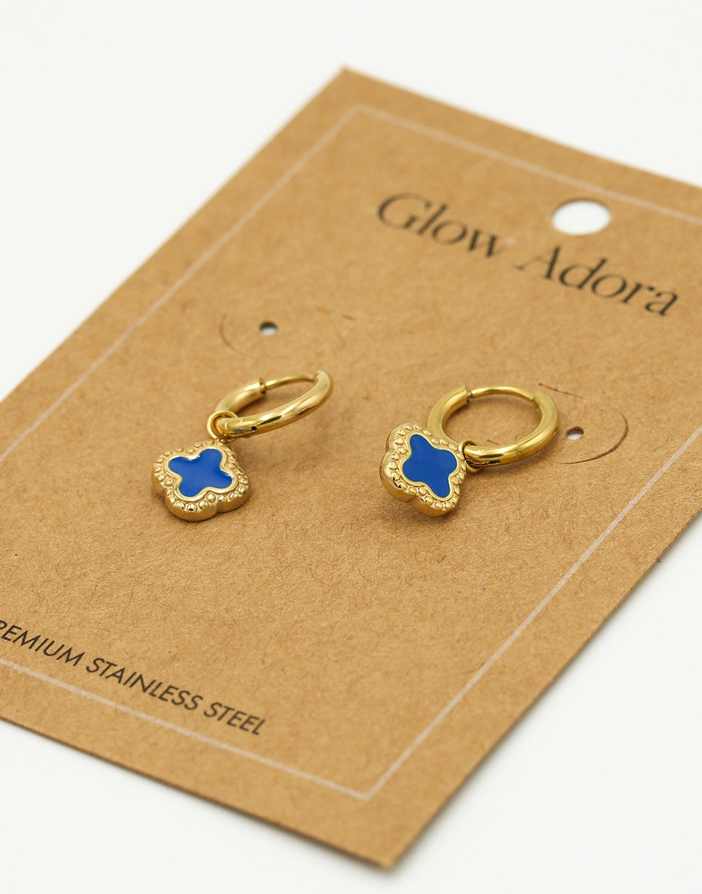 Oorringen met klaver blauw goudkleurig