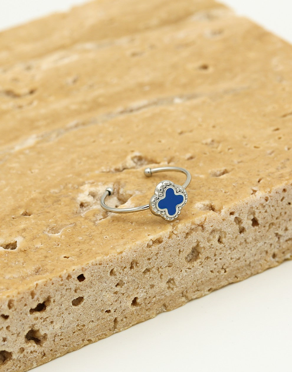 Ring klaver blauw zilverkleurig