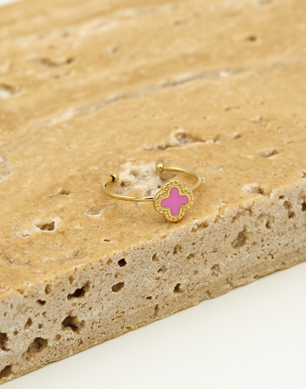 Ring klaver roze goudkleurig