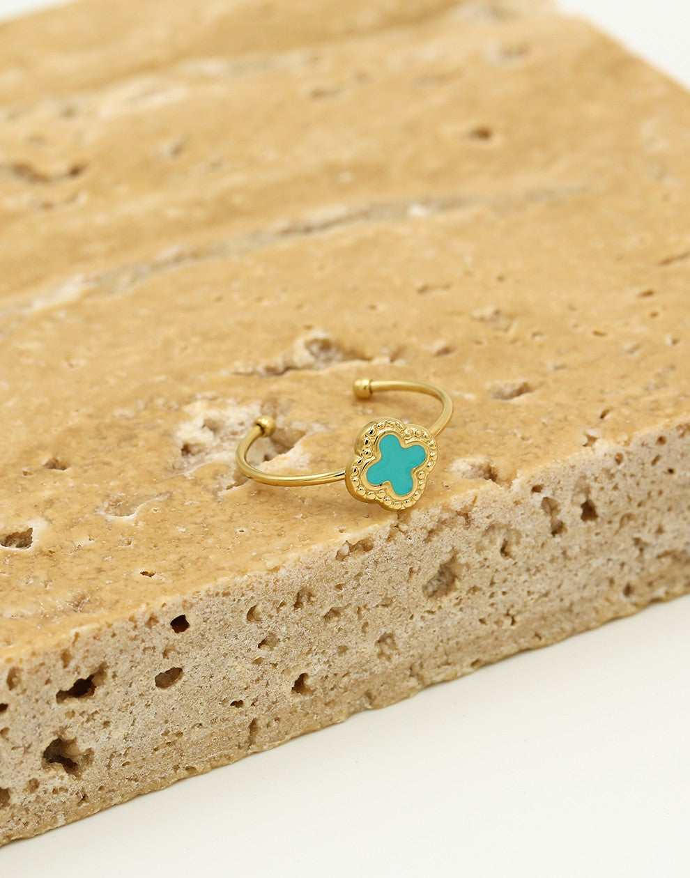 Ring klaver turquoise goudkleurig