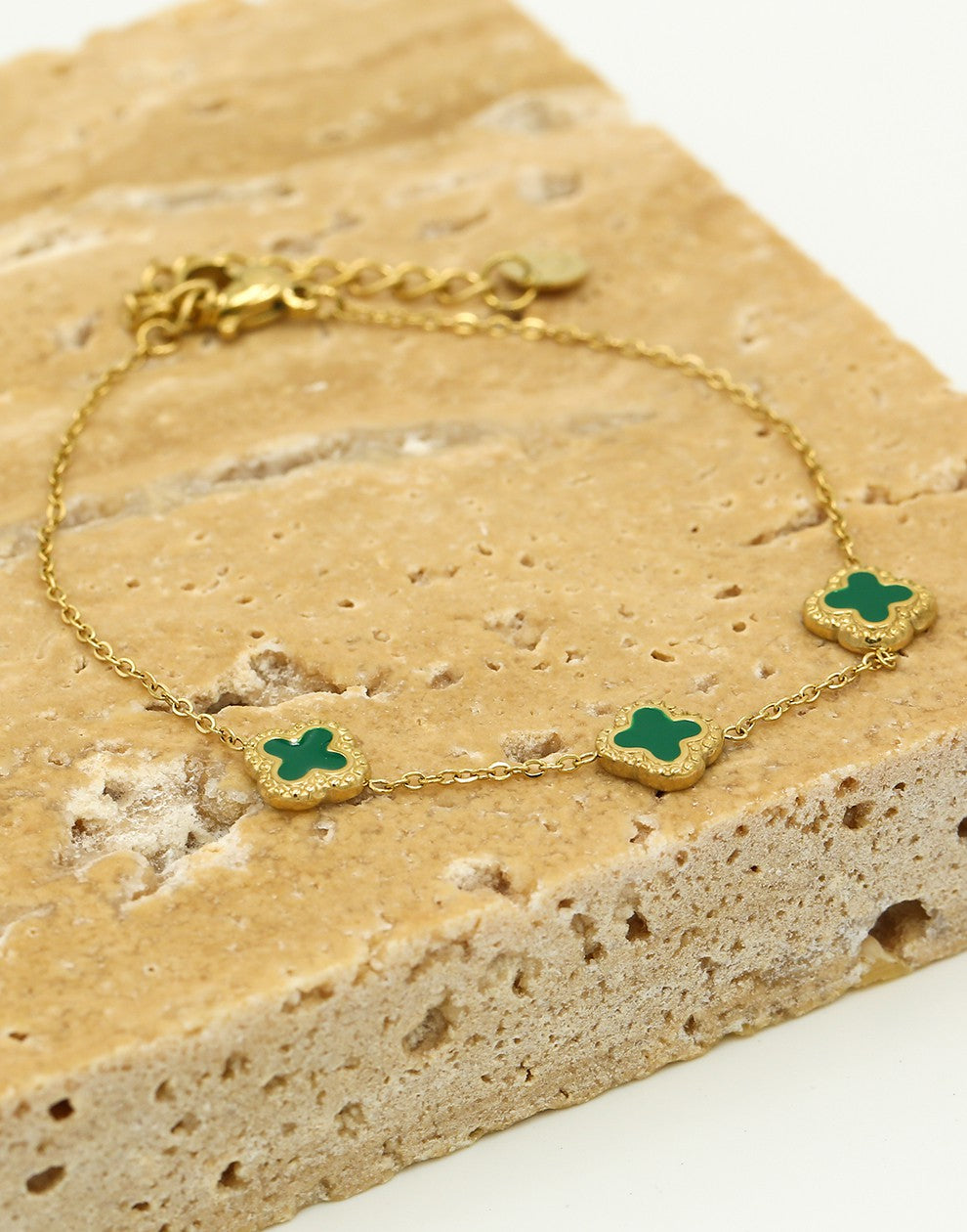 Armband klavers groen goudkleurig