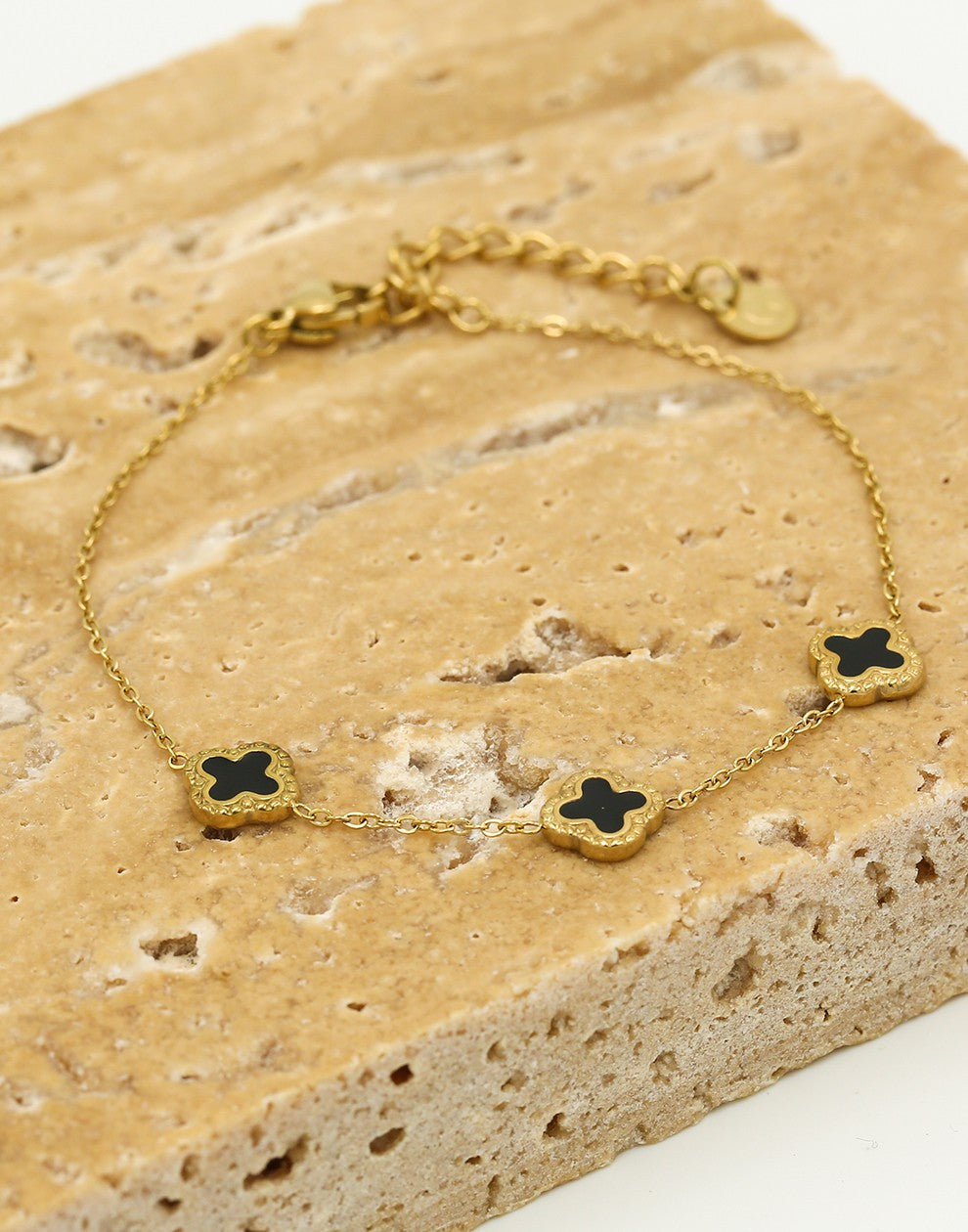 Armband klavers zwart goudkleurig