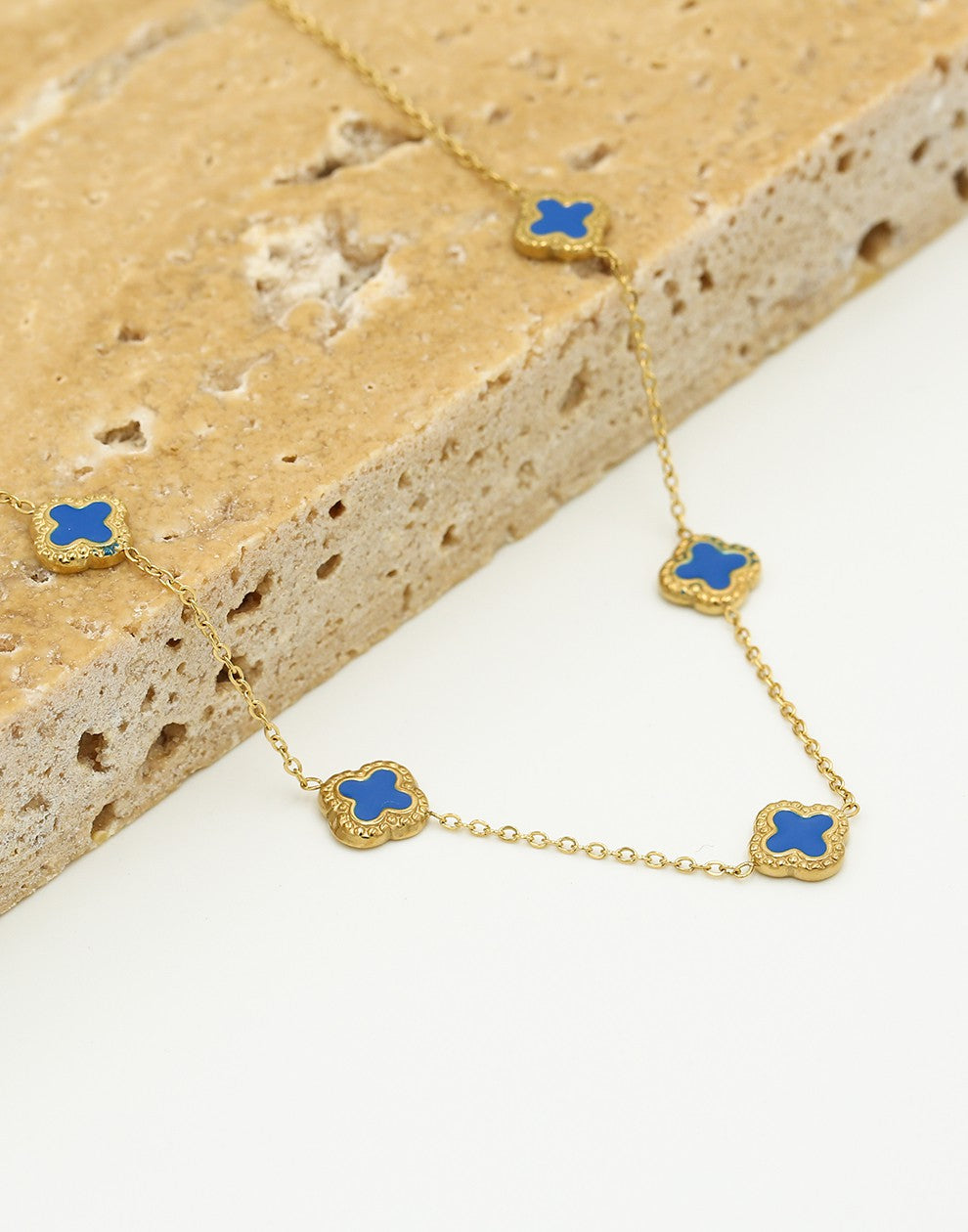 Ketting klavers blauw goudkleurig