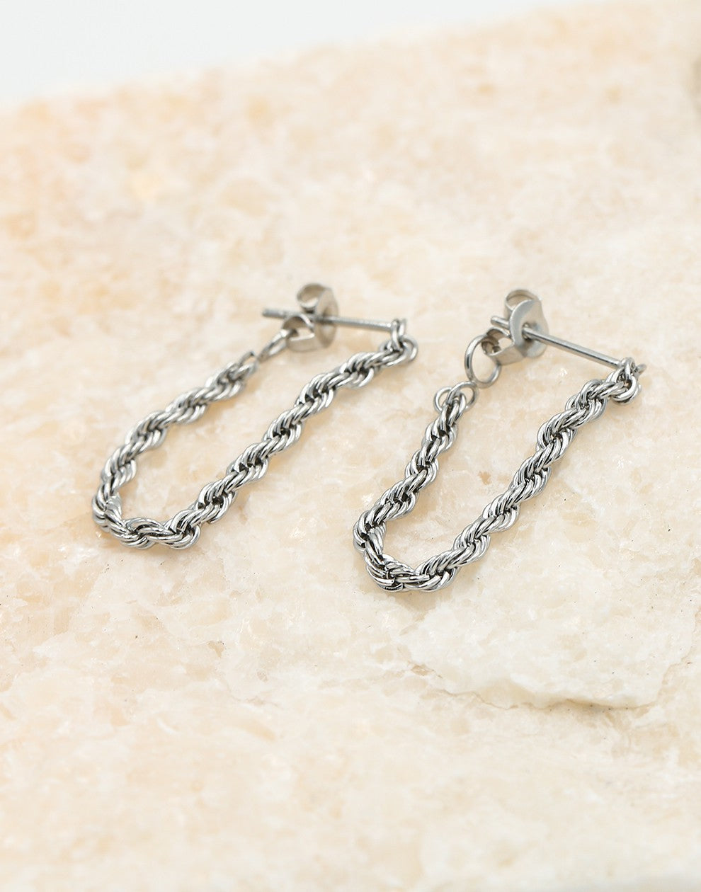 Oorsteker twisted chain zilverkleurig