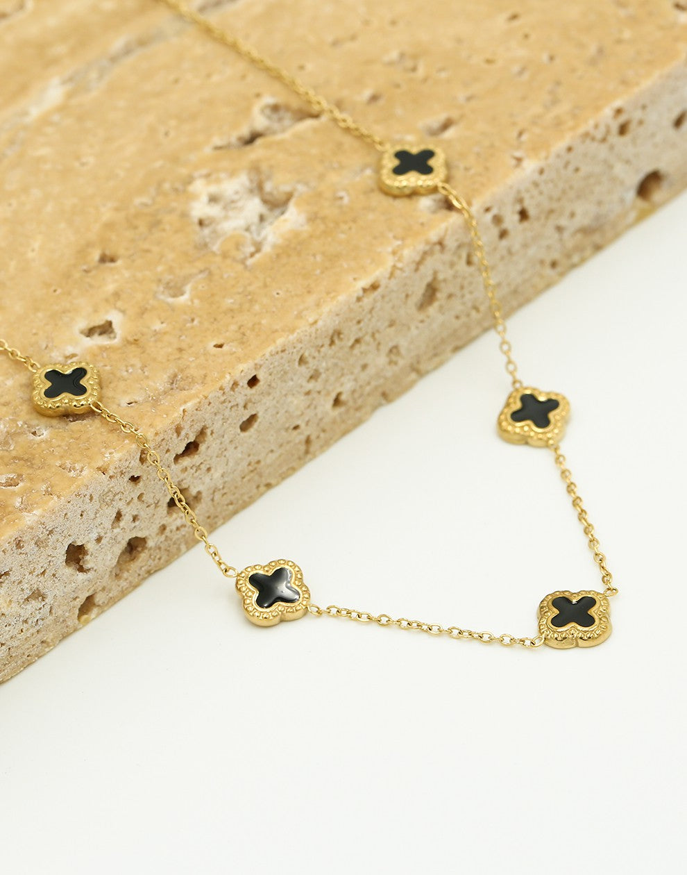 Ketting klavers zwart goudkleurig