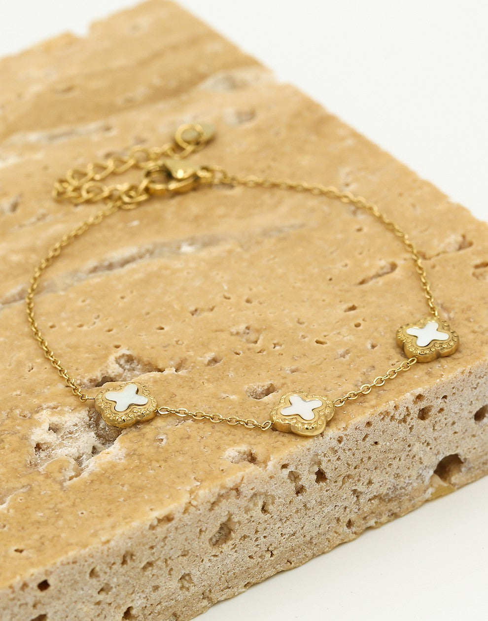 Armband klavers wit goudkleurig