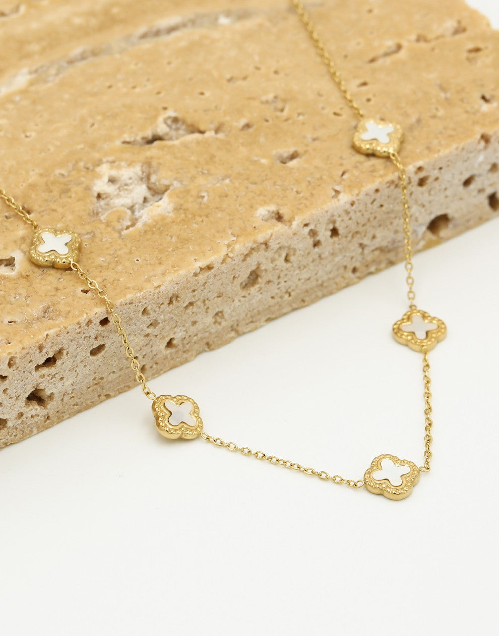 Ketting klavers wit goudkleurig