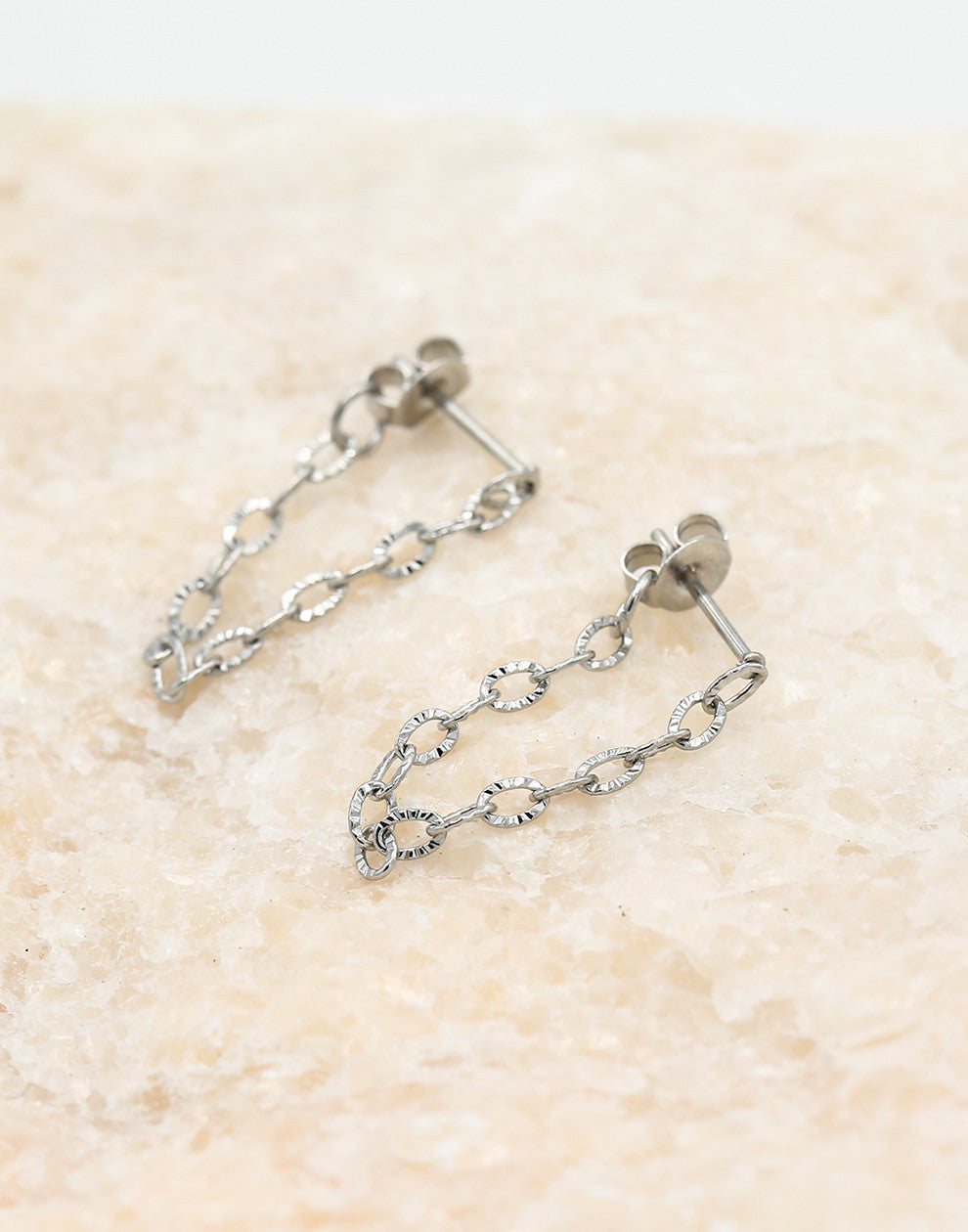 Oorsteker fijne schakelketting zilverkleurig