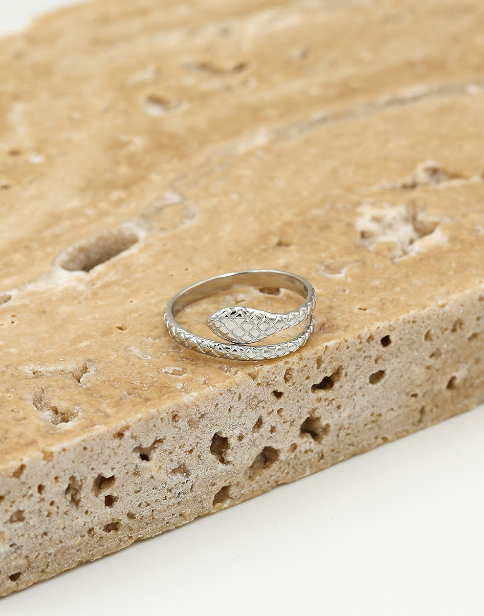 ring met slang zilverkleurig