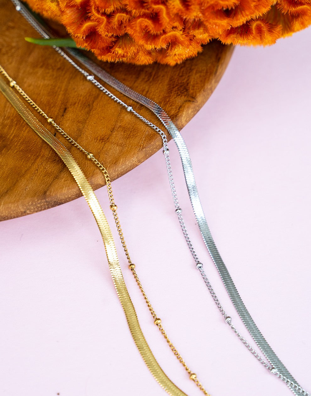 Dubbele armband plat met bolletje goudkleurig