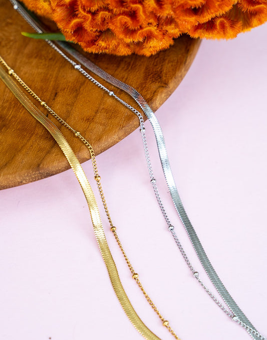 Dubbele armband plat met bolletje zilverkleurig