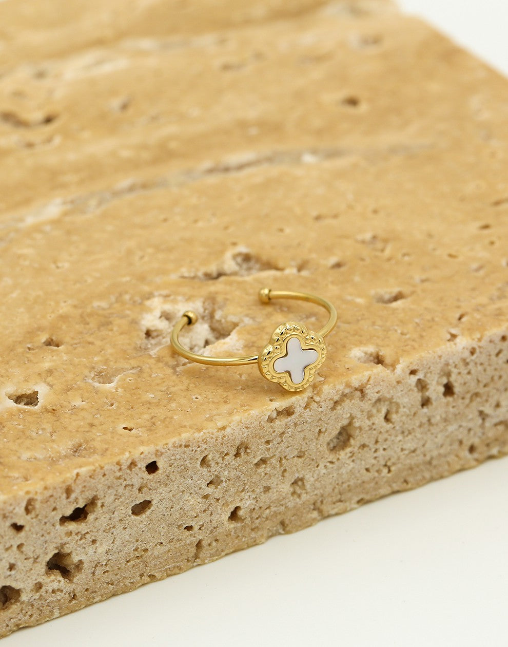 Ring klaver wit goudkleurig