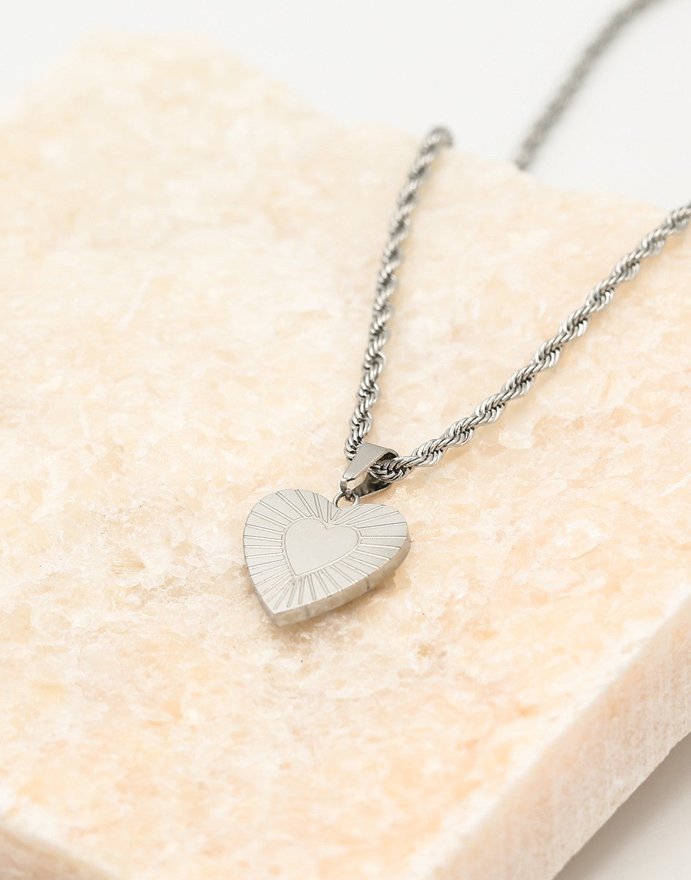 Gedraaide ketting met hart zilverkleurig