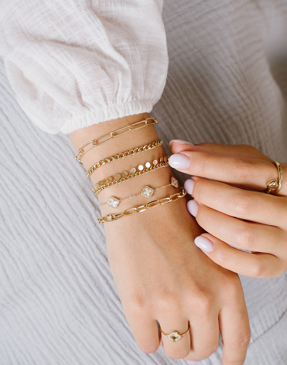 Armband klavers wit goudkleurig