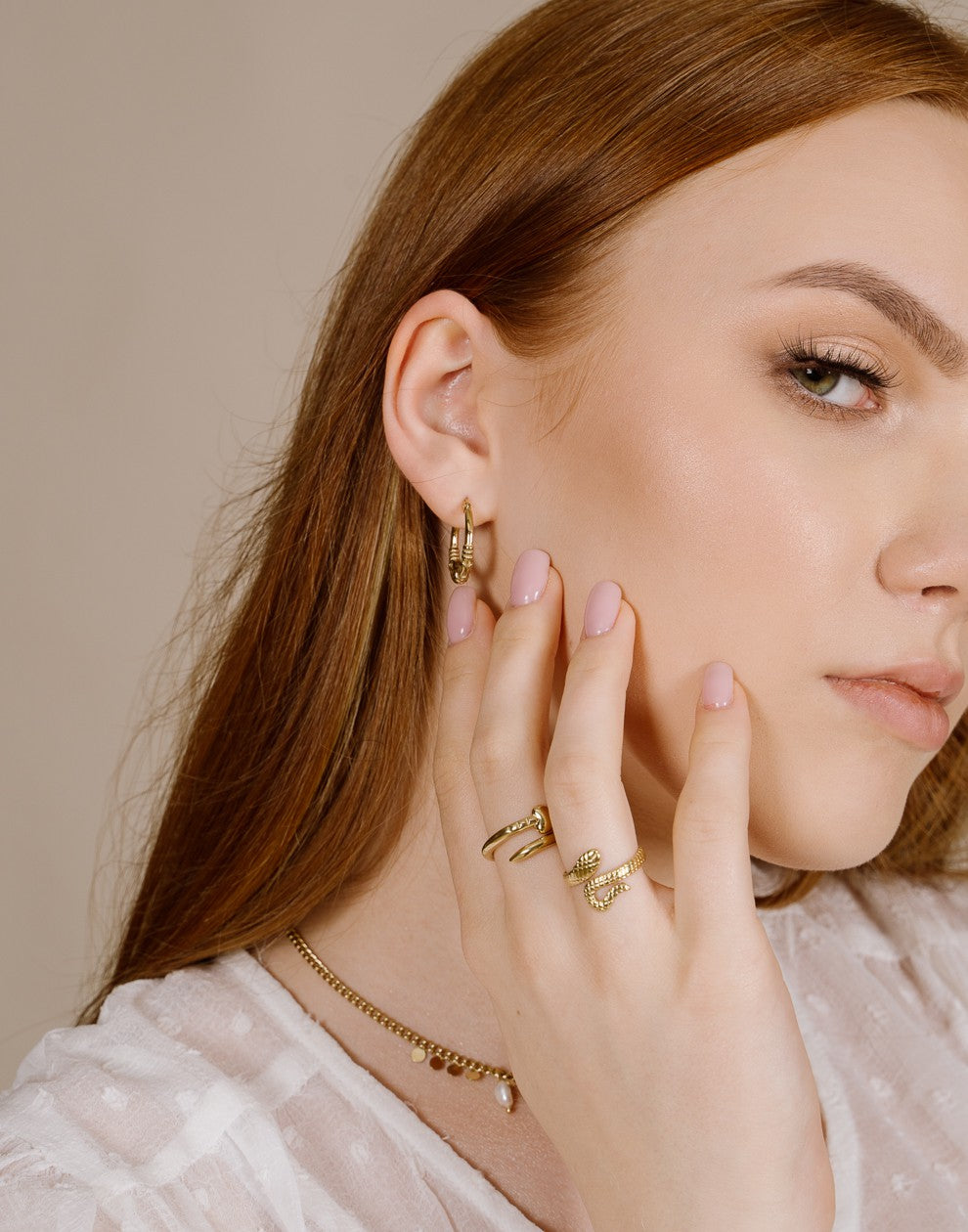 Ring slang goudkleurig