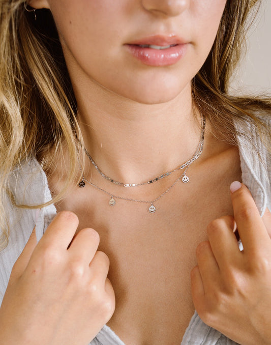 Fijne ketting met 5 smiley hangers zilverkleurig