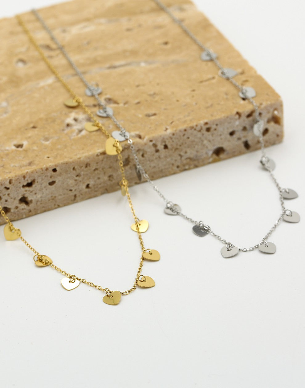Ketting hangende hartjes goudkleurig