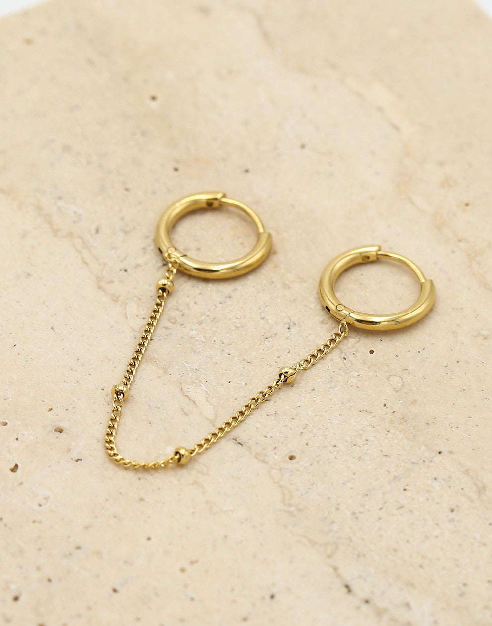 Dubbel oorring met bolletjes chain goudkleurig