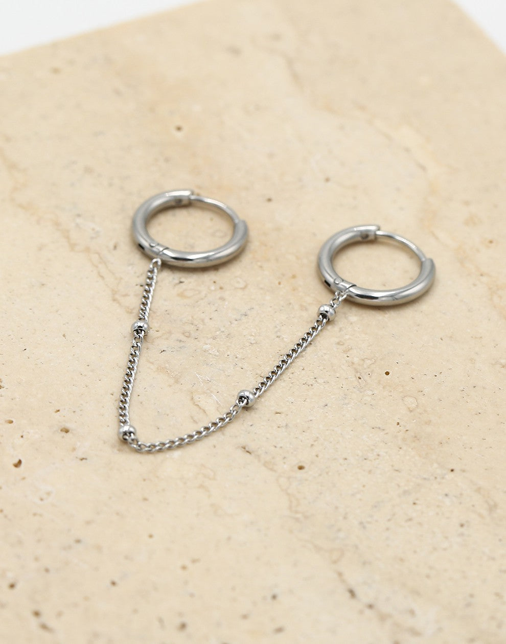 Dubbel oorring met bolletjes chain zilverkleurig