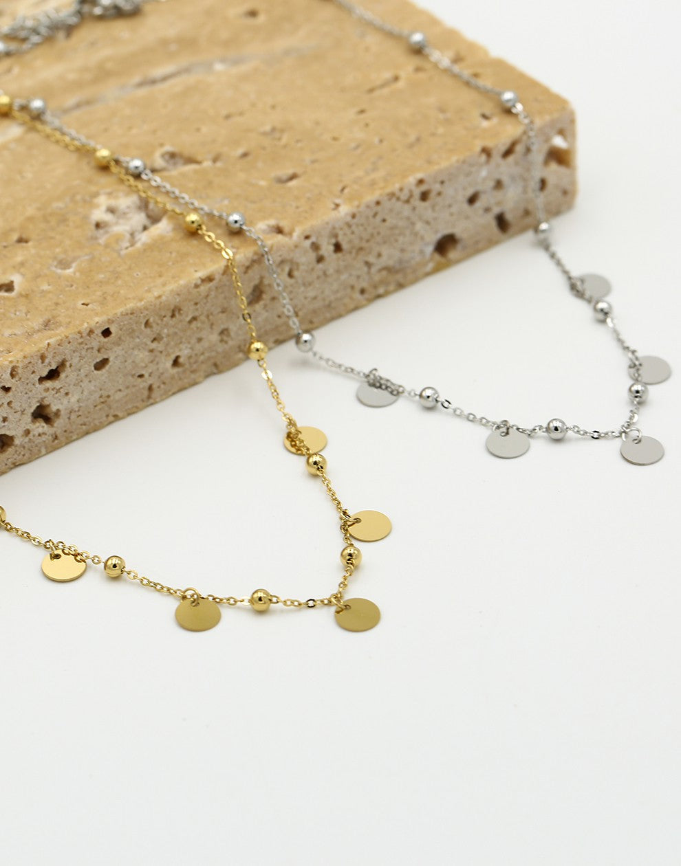 Bolletjes ketting met muntjes zilverkleurig