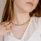 Schakelketting met goudkleurigen muntjes en parels